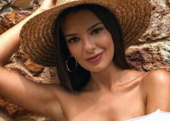 “Κόλαση” Η Νικολέττα Ράλλη Στη Σαντορίνη! Ποζάρει Με Μαγιό Και Αναστατώνει…