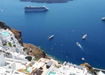 Πανάκριβο γιοτ αδειάζει τον… βόθρο του σε τουριστικό σημείο της Σαντορίνης! Εξοργιστικές εικόνες