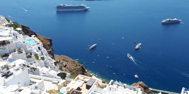 Πανάκριβο γιοτ αδειάζει τον… βόθρο του σε τουριστικό σημείο της Σαντορίνης! Εξοργιστικές εικόνες