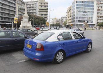 Θεσσαλονίκη: Βρήκε στο ταξί του πορτοφόλι με 5.200 ευρώ και το παρέδωσε στην γυναίκα που το έχασε