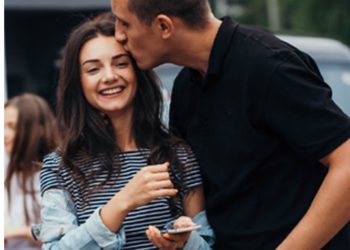 Γνωριμία μέσω Facebook: Είναι καταδικασμένη να αποτύχει;