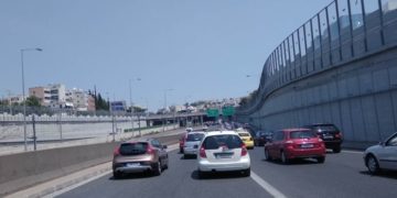 Alldaynews.gr Σοβαρό τροχαίο στην Αττική Οδό – Τέσσερις τραυματίες