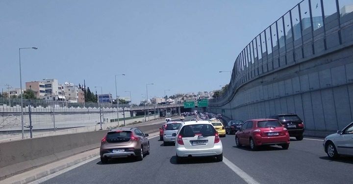 Alldaynews.gr Σοβαρό τροχαίο στην Αττική Οδό – Τέσσερις τραυματίες