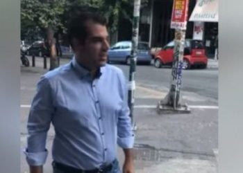 Ο Πλεύρης στην πλατεία Εξαρχείων λέει πως θα τελειώσει η ανομία, ψυθιρίζοντας (vid)