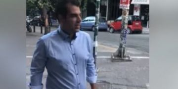 Ο Πλεύρης στην πλατεία Εξαρχείων λέει πως θα τελειώσει η ανομία, ψυθιρίζοντας (vid)