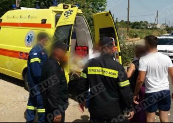 Σκληρή εικόνα: Τον βάζουν νεκρό στο ασθενοφόρο-Τροχαίο στο Βαρθολομιό