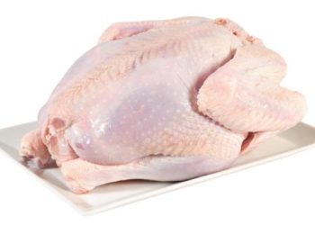 «Ντου» ελεγκτών τροφίμων σε επιχείρηση στον Πειραιά – Κατέσχεσαν 67 κιλά ακατάλληλα κοτόπουλα