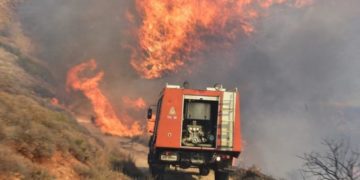 Μάχη με τις φλόγες στην Κέρκυρα – Εκκενώνονται χωριά (Photos, Video)