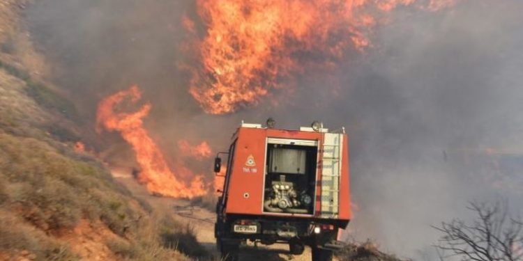 Μάχη με τις φλόγες στην Κέρκυρα – Εκκενώνονται χωριά (Photos, Video)