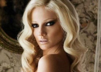 Τζούλια Αλεξανδράτου: Ποζάρει χωρίς σουτιέν στην πισίνα![photo]