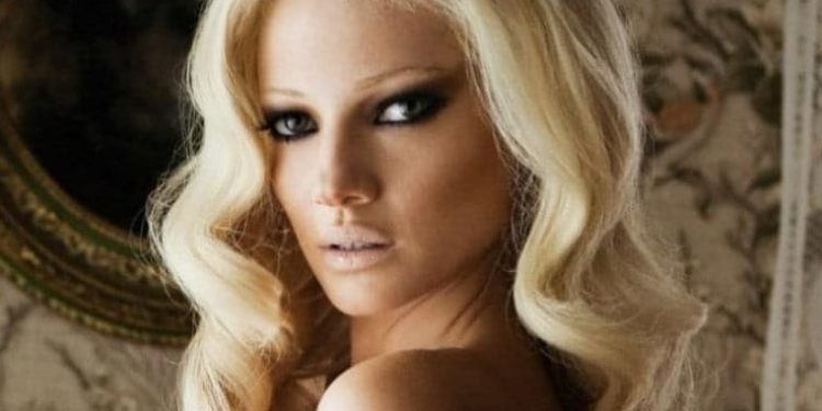 Τζούλια Αλεξανδράτου: Ποζάρει χωρίς σουτιέν στην πισίνα![photo]