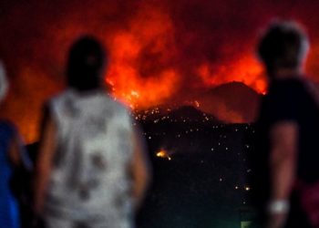 Λουτράκι: Συνεχίζεται η μάχη με τις φλόγες – Αναλυτικά Πού μαίνονται φωτιές και Πού υπάρχει υψηλός κίνδυνος