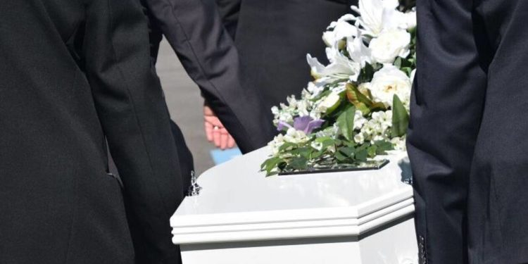 Alldaynews.gr Χάος στην κηδεία πασίγνωστου DJ – Άνοιξαν το φέρετρο και έγδυναν την σορό! (video, pics)