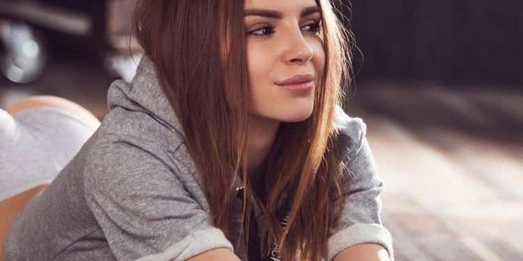 Alldaynews.gr Τα οπίσθια της νομίζεις ότι τα σχεδίασε γλύπτης