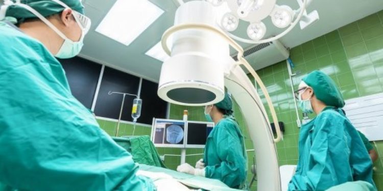 Alldaynews.gr Κοριτσάκι γεννήθηκε με τέσσερα πόδια και τρία χέρια