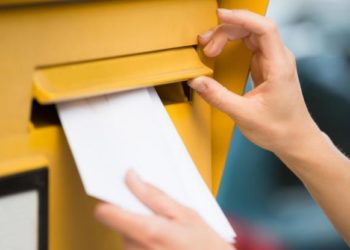 Έριξαν γατάκι μέσα σε γραμματοκιβώτιο των ΕΛΤΑ στα Τρίκαλα (Video)