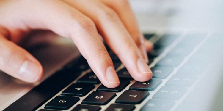 laptop-plhktrologio-e-aitisi-αίτηση-φόρμα-πληκτρολόγιο-υπολογιστής