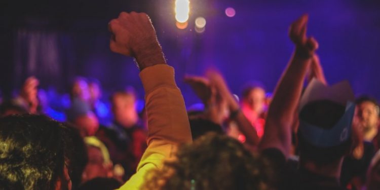 Alldaynews.gr Το πιο τρελό πάρτι: Έπαιζε το ίδιο τραγούδι για 3 ώρες! (vids)