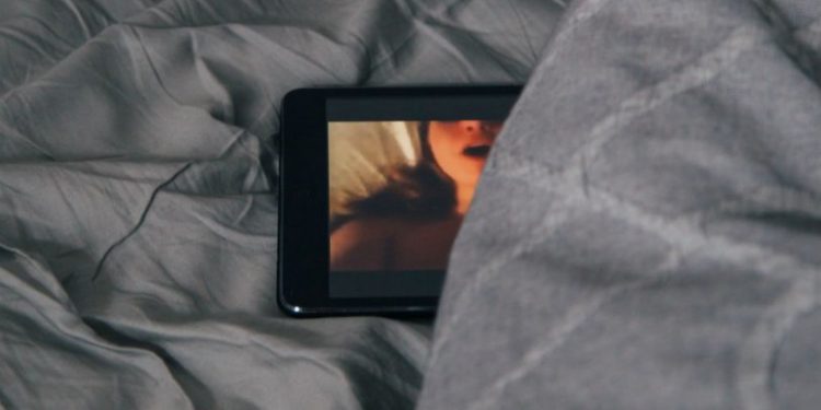 Alldaynews.gr Ηθοποιός σε σειρά του ΑΝΤ1 αποκάλυψε οτι είχε παίξει σε ταινίες πορνό (vid)