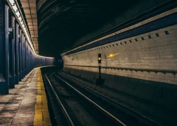 Τραγωδία: Πατέρας σκοτώθηκε προσπαθώντας να σώσει την κόρη του στις ράγες του Μετρό (pics, video)