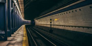 Alldaynews.gr Τραγωδία: Πατέρας σκοτώθηκε προσπαθώντας να σώσει την κόρη του στις ράγες του Μετρό (pics, video)