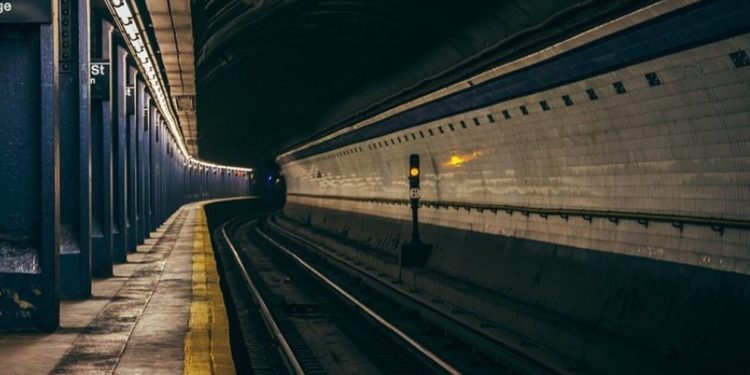 Alldaynews.gr Τραγωδία: Πατέρας σκοτώθηκε προσπαθώντας να σώσει την κόρη του στις ράγες του Μετρό (pics, video)