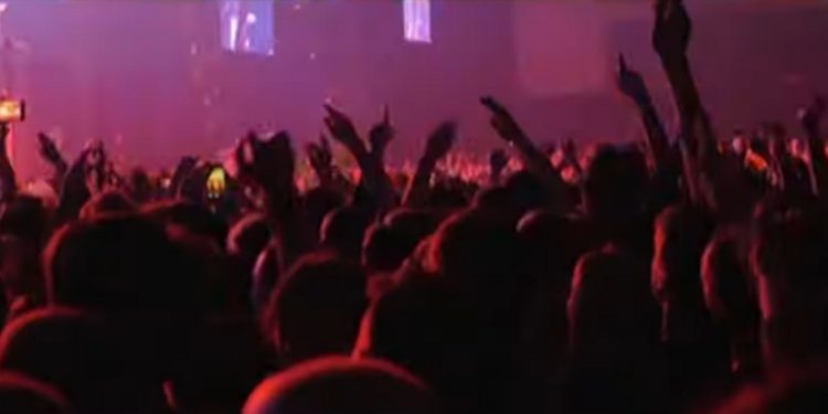 Ελληνικό: Τραυματίστηκε έφηβη από φωτοβολίδα σε συναυλία γνωστού νεανικού συγκροτήματος! video