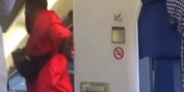 Ζευγάρι κλείστηκε σε τουαλέτα αεροπλάνου για 10 λεπτά και επιβάτης τους έβγαλε στη φόρα (βίντεο)