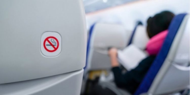 Κρήτη: Κάπνιζε στις τουαλέτες του αεροπλάνου – Συνελήφθη στο Ηράκλειο