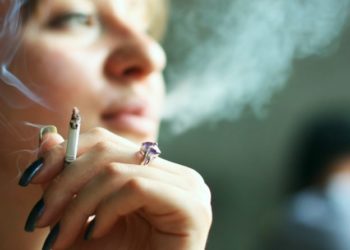 Δεν γλιτώνουν τη ζημιά στους πνεύμονες πρώην και «λάιτ» καπνιστές