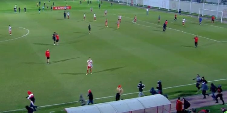 Alldaynews.gr Ντου από κρανιοφόρους με ρόπαλα στο Ολυμπιακός – Μπάγερν του Youth League – Εικόνες ντροπής (vid)