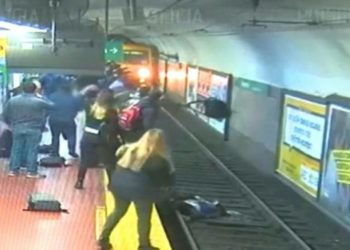 Η τρομακτική στιγμή που γυναίκα πέφτει στις γραμμές του μετρό και ο συρμός πλησιάζει (video)