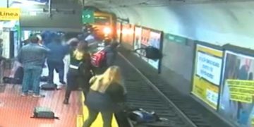Η τρομακτική στιγμή που γυναίκα πέφτει στις γραμμές του μετρό και ο συρμός πλησιάζει (video)