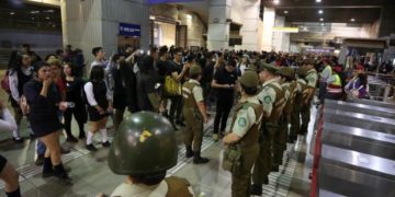 Alldaynews.gr Αποσύρθηκε η αύξηση τιμής στο μετρό – Τρεις νεκροί και απαγόρευση κυκλοφορίας στην πρωτεύουσα Σαντιάγκο (Video)