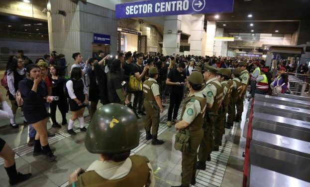 Alldaynews.gr Αποσύρθηκε η αύξηση τιμής στο μετρό – Τρεις νεκροί και απαγόρευση κυκλοφορίας στην πρωτεύουσα Σαντιάγκο (Video)