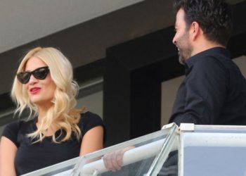Φαίη Σκορδά: «Πιάστηκε» με άντρα στην βεράντα! «Έπεσαν» πάνω της οι φωτογράφοι…