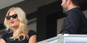 Alldaynews.gr Φαίη Σκορδά: «Πιάστηκε» με άντρα στην βεράντα! «Έπεσαν» πάνω της οι φωτογράφοι…