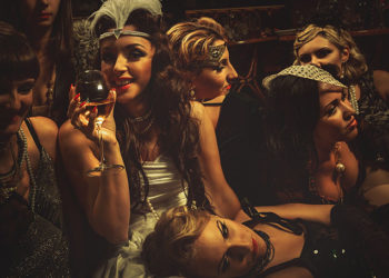 Κανείς δεν είχε πάρει χαμπάρει Πατέρα με 3 παιδιά κάνει Πάρτι Οργίων τις νύχτες και τα χρεώνει (pics)