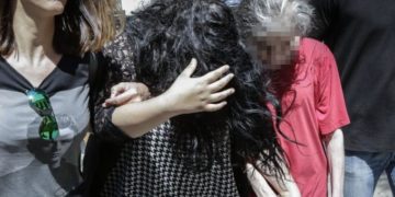 Alldaynews.gr Πετρούπολη – Μητέρα νεκρού μωρού: Το έβαλα στη σακούλα και της είπα πέτα την