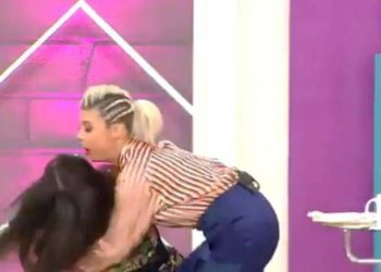 Γυναίκα σε σόου λιποθύμησε επειδή της έκοψαν τα μαλλιά