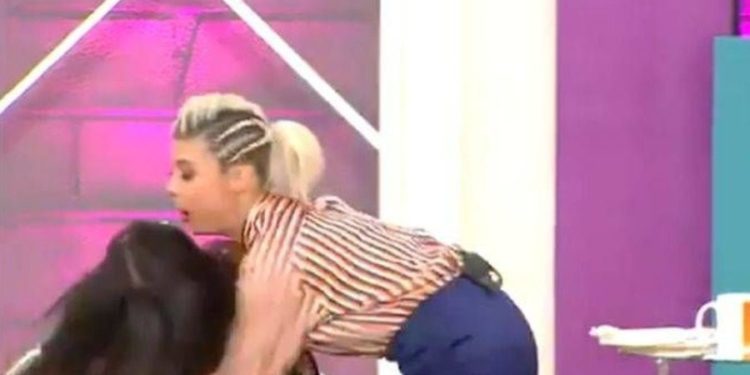 Alldaynews.gr Γυναίκα σε σόου λιποθύμησε επειδή της έκοψαν τα μαλλιά