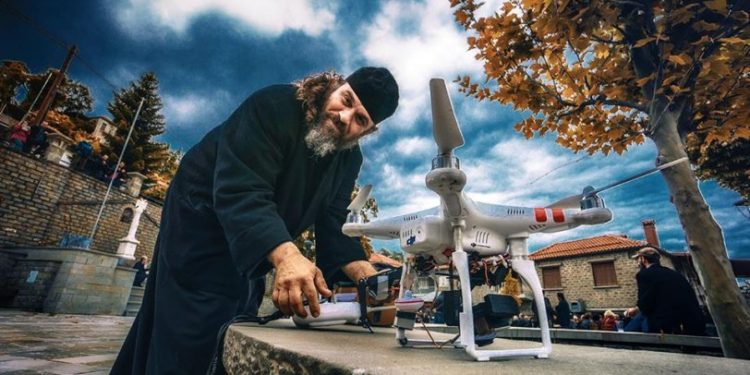 Χάκαραν το κανάλι γνωστού ιερέα στην Κοζάνη και ανέβασαν πορνό! (pic)