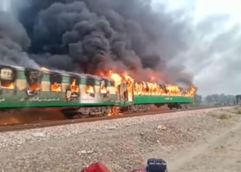 Εικόνες σοκ στο Πακιστάν: Φωτιά σε τρένο, πάνω από 60 οι νεκροί