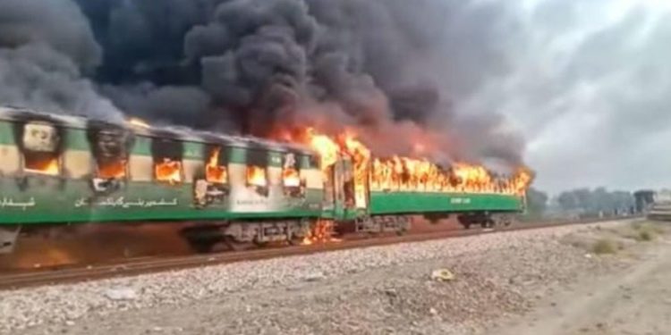Alldaynews.gr Εικόνες σοκ στο Πακιστάν: Φωτιά σε τρένο, πάνω από 60 οι νεκροί
