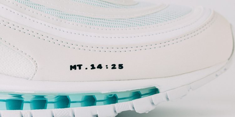 Επιχειρηματικό Δαιμόνιο: Νερό από τον Ιορδάνη σε σόλες – «Περπάτα σαν τον Ιησού» – 2.500 δολάρια το ζευγάρι! (pics)