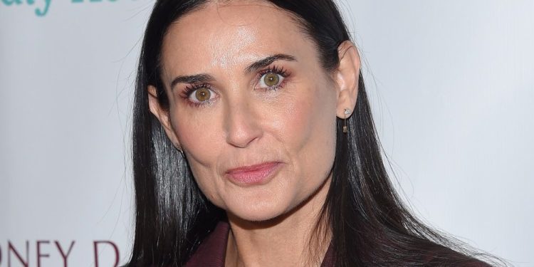 Alldaynews.gr Ποιος είναι ο Έλληνας μετανάστης βίασε τη Ντέμι Μουρ στα 15 της;