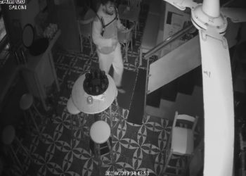 Σήκωσε τα χρήματα από την ταμειακή σε καφέ στο κέντρο της Θεσσαλονίκης – Στο Facebook τον έβγαλε ο ιδιοκτήτης (pics)