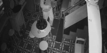 Σήκωσε τα χρήματα από την ταμειακή σε καφέ στο κέντρο της Θεσσαλονίκης – Στο Facebook τον έβγαλε ο ιδιοκτήτης (pics)