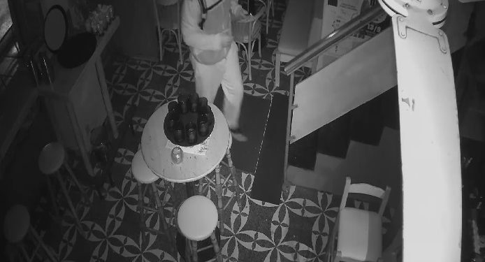 Σήκωσε τα χρήματα από την ταμειακή σε καφέ στο κέντρο της Θεσσαλονίκης – Στο Facebook τον έβγαλε ο ιδιοκτήτης (pics)