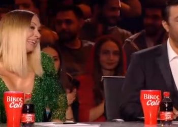 X-Factor: Η Μελίνα Ασλανίδου μας «πέταξε» τα μάτια έξω με το αβυσσαλέο ντεκολτέ της![video]